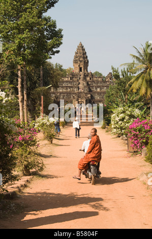 Bakong tempio risalente AD881, Gruppo Roluos, nei pressi di Angkor, Sito Patrimonio Mondiale dell'UNESCO, Siem Reap, Cambogia, Indocina Foto Stock