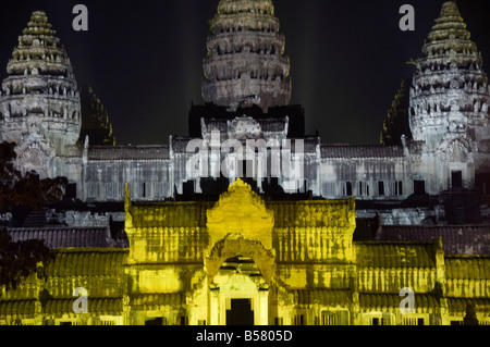 Angkor Wat, Sito Patrimonio Mondiale dell'UNESCO, di notte, accesa per una speciale spettacolo di luci, Siem Reap, Cambogia, Indocina Foto Stock