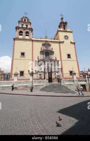 Vista dalla Plaza de la Paz del xvii secolo Basilica de Nuestra Senora de Guanajuato in Guanajuato, stato di Guanajuato Foto Stock