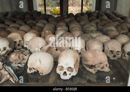 Alcuni dei 9000 teschi dei campi di sterminio, Choeung Ek, Phnom Penh, Cambogia, Indocina, Asia sud-orientale, Asia Foto Stock