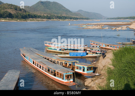 Le imbarcazioni turistiche a Pak Ou le grotte, il fiume Mekong vicino a Luang Prabang, Laos, Indocina, Asia sud-orientale, Asia Foto Stock