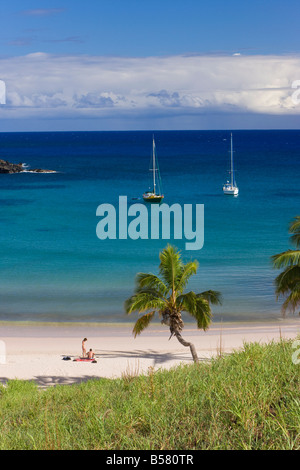 Spiaggia di Anakena, l'unica spiaggia di sabbia bianca dell'isola, Rapa Nui (l'Isola di Pasqua), Cile, Sud America Foto Stock