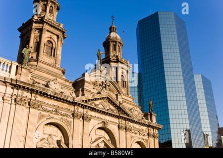 Cattedrale Metropolitana e moderno edificio in Plaza de Armas, Santiago del Cile, Sud America Foto Stock