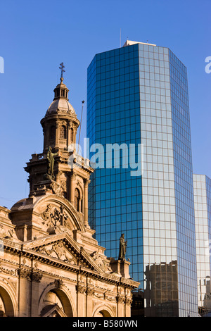 Cattedrale Metropolitana e moderno edificio in Plaza de Armas, Santiago del Cile, Sud America Foto Stock