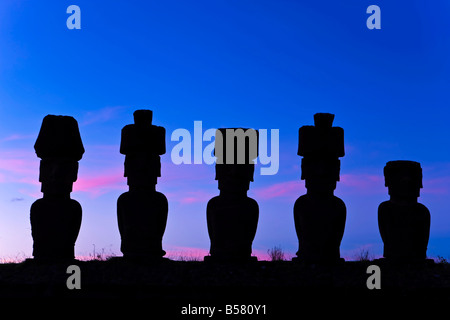 Spiaggia di Anakena, monolitico gigante di pietra Moai statue di Ahu Nau Nau, Rapa Nui, Cile Foto Stock