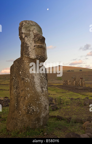 Lone monolithic gigante di pietra Moai statua a Tongariki, Rapa Nui (l'Isola di Pasqua), il Sito Patrimonio Mondiale dell'UNESCO, Cile, Sud America Foto Stock