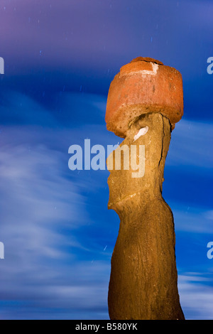 Moai statua Ahu Ko Te Riku, il solo topknotted e eyeballed Moai dell'isola, Isola di Pasqua, Cile Foto Stock