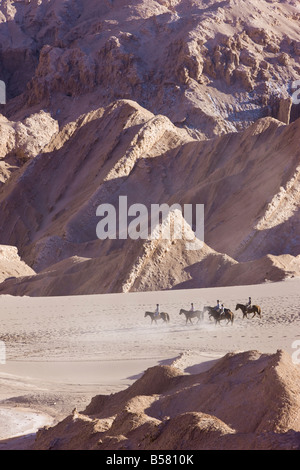 I turisti di trekking a cavallo, Valle de la Luna (a valle della luna), il Deserto di Atacama, Norte Grande, Cile, Sud America Foto Stock