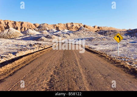 La strada attraverso la Valle de la Luna (a valle della luna), il Deserto di Atacama, Norte Grande, Cile, Sud America Foto Stock