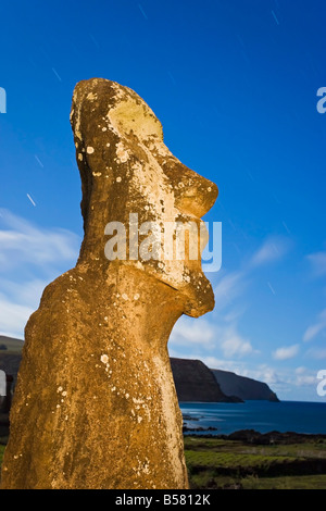 Lone monolithic gigante di pietra Moai statua che guarda al mare a Tongariki, Isola di Pasqua, Cile Foto Stock