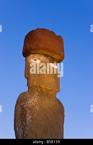 Moai statua Ahu Ko Te Riku, il solo topknotted e eyeballed Moai dell'isola, Rapa Nui, Cile Foto Stock