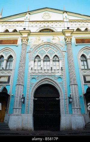 In stile gotico della facciata della stampa sinodale House, Nikolskaya Ulitsa, Mosca, Russia, Europa Foto Stock