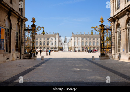 Dorati cancelli in ferro battuto da Jean Lamor, Place Stanislas, Sito Patrimonio Mondiale dell'UNESCO, Nancy Lorraine, Francia, Europa Foto Stock