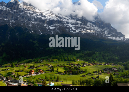 Chalets e montagne, Grindelwald, Berna, Svizzera, Europa Foto Stock