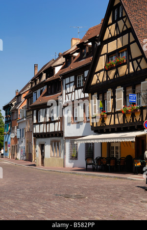 Graticcio edifici lungo il Quai de la Poissonnerie, Petite Venise (Piccola Venezia), Colmar, Haut Rhin, Alsazia, Francia Foto Stock