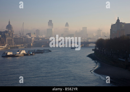 Nebbia mattutina incombe sulla Cattedrale di San Paolo e la City of London, Londra, Inghilterra, Regno Unito, Europa Foto Stock