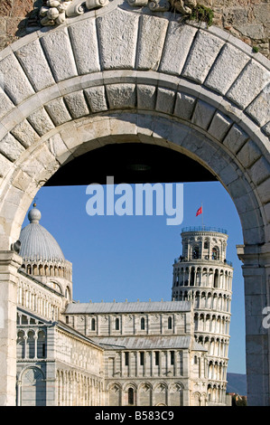 Vista della Piazzetta dei miracoli tra cui il Duomo e la Torre Pendente, attraverso la stazione di Porta Nuova, Sito Patrimonio Mondiale dell'UNESCO, Pisa, Toscana Foto Stock