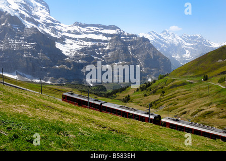 Treno da Kleine Scheidegg sul percorso a Jungfraujoch, Oberland bernese, alpi svizzere, Svizzera, Europa Foto Stock