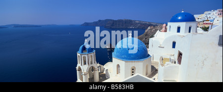 Villaggio di Oia con la cupola blu chiese ed edifici imbiancati, SANTORINI, CICLADI, isole greche, Grecia, Europa Foto Stock