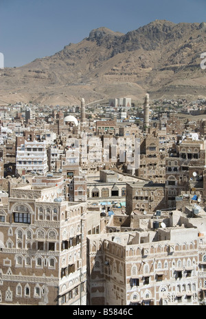 Tradizionale in mattoni ornata architettura su alte case nella città vecchia di Sana'a, Sito Patrimonio Mondiale dell'UNESCO, Yemen, Medio Oriente Foto Stock