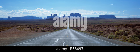 Vista lungo la Highway 163 verso Monument Valley Tribal Park, Arizona, Stati Uniti d'America, America del Nord Foto Stock