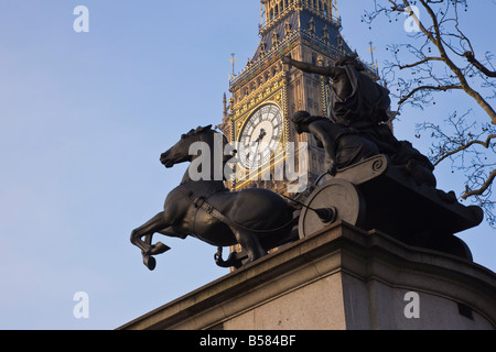 Big Ben visto attraverso la statua di Boudica (Boadicea), Westminster, London, England, Regno Unito, Europa Foto Stock