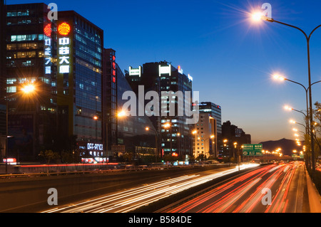 Auto sentieri di luce e architettura moderna su una city ring road, Pechino, Cina e Asia Foto Stock