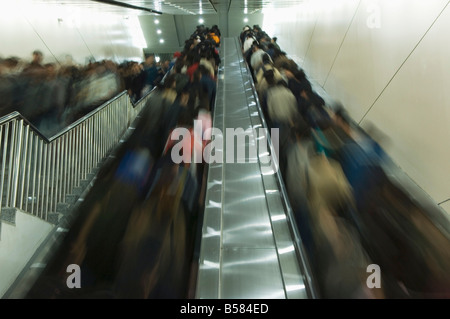 Passeggeri a muoversi su scale mobili sulla metropolitana di Pechino Pechino, Cina, Asia Foto Stock