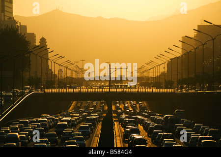Tramonto su City Ring Road durante le ore di punta, Pechino, Cina e Asia Foto Stock