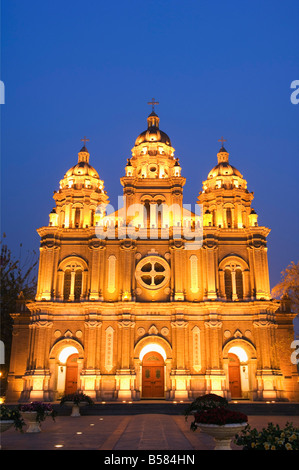 St Josephs (Chiesa la Chiesa Orientale) costruita nel 1655 durante il regno di Shunzhi illuminata sul Wanfujing Shopping Street, Pechino Foto Stock