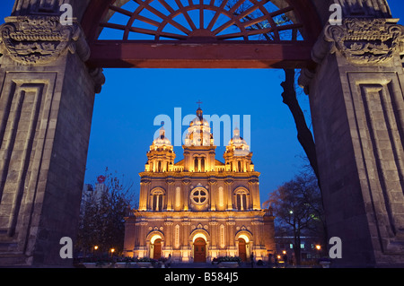 St Josephs (Chiesa la Chiesa Orientale) costruita nel 1655 durante il regno di Shunzhi illuminata sul Wanfujing Shopping Street, Pechino Foto Stock