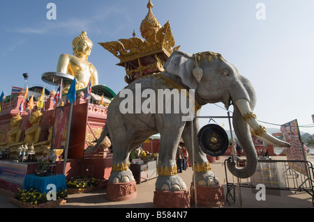 Enorme Buddha d'oro sulle rive del fiume Mekong a Sop Ruak, Thailandia, Sud-est asiatico, in Asia Foto Stock
