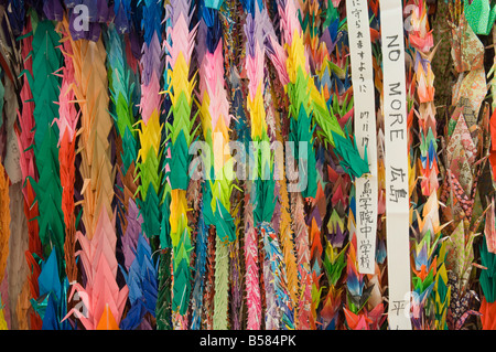 Le gru di carta presso i figli di pace del monumento, il Parco della Pace di Hiroshima, Western Honshu (Chugoku), Giappone, Asia Foto Stock