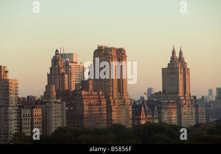 Vista dello skyline della città da Central Park da sud verso nord, Manhattan, New York, nello Stato di New York, Stati Uniti d'America Foto Stock