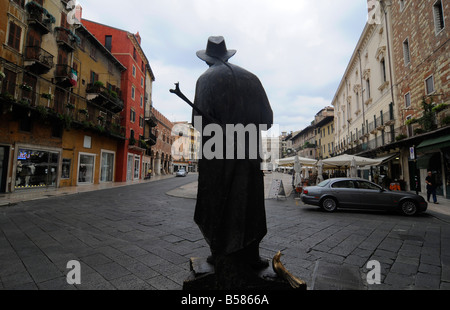 Silhouette di una statua di Berto Barbarani in Piazza delle Erbe, nel centro di Verona, Italia Foto Stock