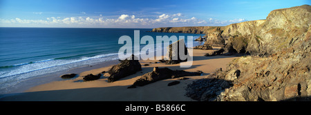 Vista di Bedruthan Steps e spiaggia, vicino a Newquay, Cornwall, England, Regno Unito, Europa Foto Stock