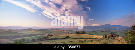 Alba vista della Val d'Orcia mostra Belvedere e colline toscane, San Quirico d'Orcia, Toscana, Italia, Europa Foto Stock