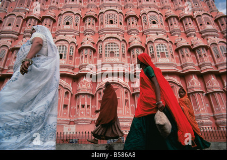 Le donne in sari passato a piedi il Palazzo dei venti (Hawa Mahal), Jaipur, stato del Rajasthan, India, Asia Foto Stock