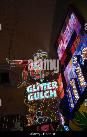 Glitter Gulch, Fremont Street, la parte vecchia di Las Vegas di notte, Las Vegas, Nevada, Stati Uniti d'America, America del Nord Foto Stock