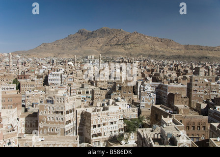 Vista di tutta la città vecchia di alti tradizionali costruiti in mattoni case, Sana'a, Sito Patrimonio Mondiale dell'UNESCO, Yemen, Medio Oriente Foto Stock