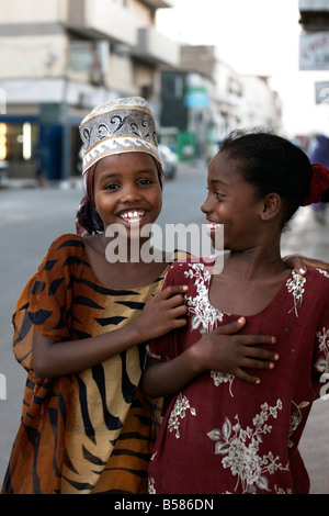 Bambini per le strade della città di Gibuti, Gibuti, Africa Foto Stock