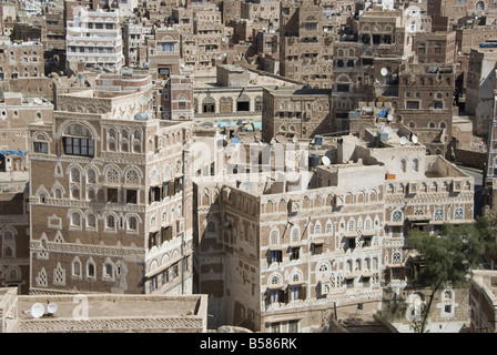 Tradizionale in mattoni ornata architettura su alte case nella città vecchia di Sana'a, Sito Patrimonio Mondiale dell'UNESCO, Yemen, Medio Oriente Foto Stock