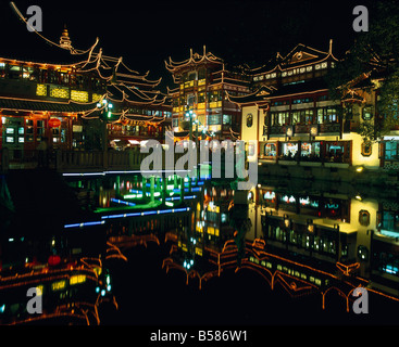 Yu Yuan tea house e negozi di notte, Yu Yuan Shangcheng, Yu Gardens Bazaar, Shanghai, Cina e Asia Foto Stock