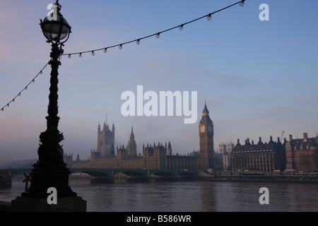 Presto la mattina nebbiosa vista del Big Ben e il Parlamento di fronte al Westminster Bridge, London, England, Regno Unito Foto Stock