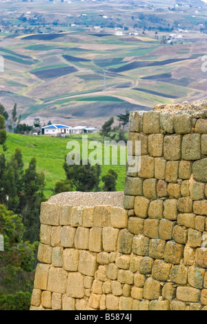 Pareti con il classico mortaio Inca-meno muratura in pietra al più importante sito Inca in Ecuador, Ingapirca, Canar Provincia, Ecuador Foto Stock