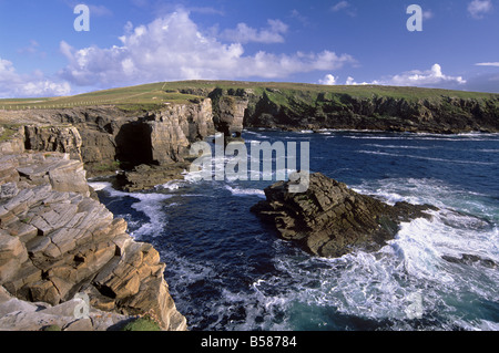 Costa rocciosa del Continente con il castello di Yesnaby, una pila di mare e terraferma, isole Orcadi Scozia, Regno Unito, Europa Foto Stock