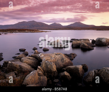 Loch Druidibeg Riserva Naturale, con Hecla, Ben Corodale e Beinn Mhor dietro, Sud Uist, Ebridi Esterne, Scozia Foto Stock