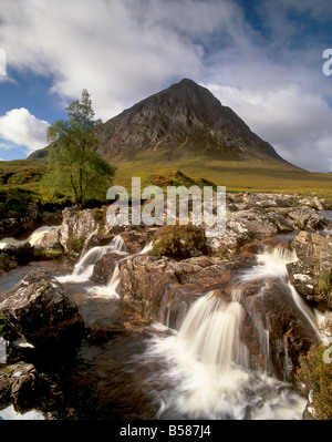 Cascata sul fiume Coupall, Buachaille Etive Mor in background, Glen Etive, vicino a Glencoe, regione delle Highlands, Scozia Foto Stock