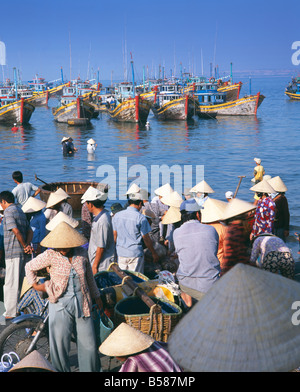 Villaggio di Pescatori di persone raccogliendo la mattina da catture di pesca della flotta barca, Mui ne, il centro-sud della costa, Vietnam, Indocina Foto Stock
