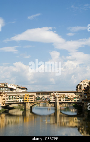 Ponte Vecchio, il famoso ponte sul fiume Arno, Firenze (Firenze), Toscana, Italia, Europa Foto Stock